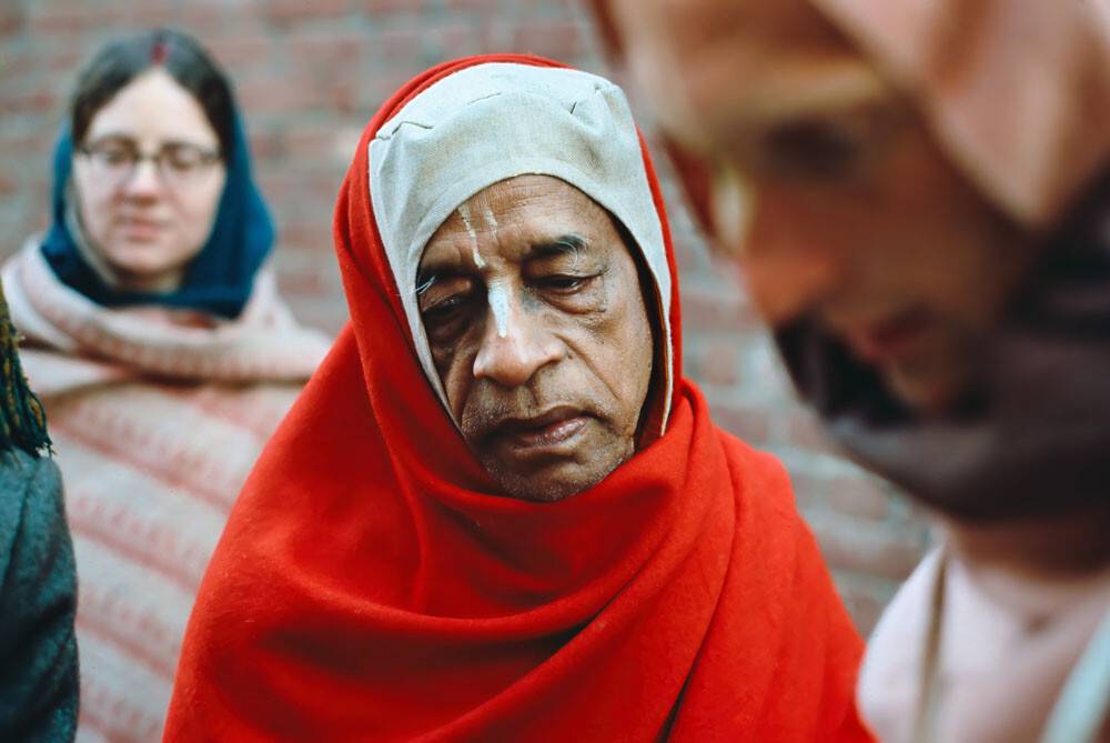 Srila Prabhupada wearing Red Chaddar