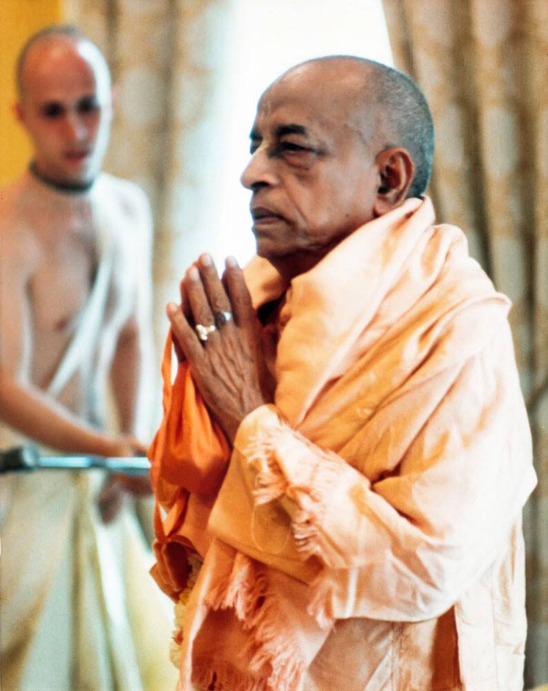 Srila Prabhupada Greeting the Deities